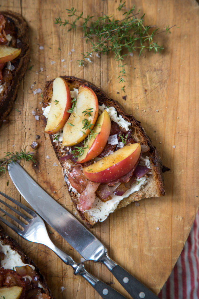 Schnittchen Schneewittchen mit Apfel, Speck und Thymian