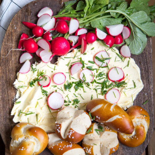 Machmal hab ich einfach Lust auf einen schöne Brotzeit - dann schlag ich etwas Butter auf, leg ein bisschen Laugengebäck dazu und ein paar Radieschen - fertig!