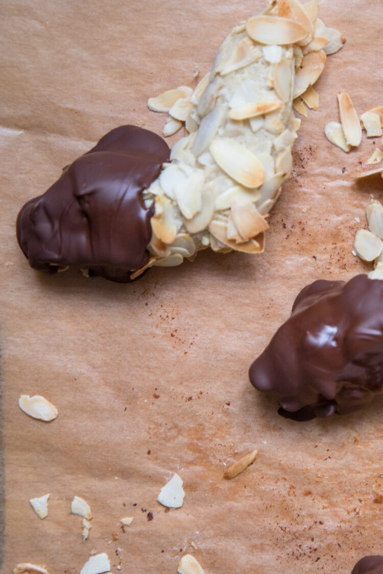Beim Bäcker schauen sie einen immer an, jetzt hab ich einfach mal ein paar Mandelhörnchen selbst gemacht! Ist gar nicht schwer und schön zum verschenken.