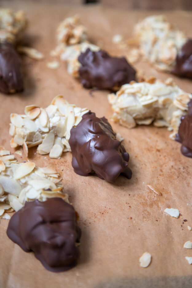Beim Bäcker schauen sie einen immer an, jetzt hab ich einfach mal ein paar Mandelhörnchen selbst gemacht! Ist gar nicht schwer und schön zum verschenken.