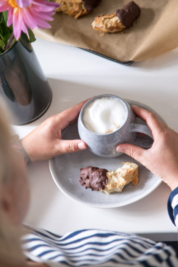 Beim Bäcker schauen sie einen immer an, jetzt hab ich einfach mal ein paar Mandelhörnchen selbst gemacht! Ist gar nicht schwer und schön zum verschenken.