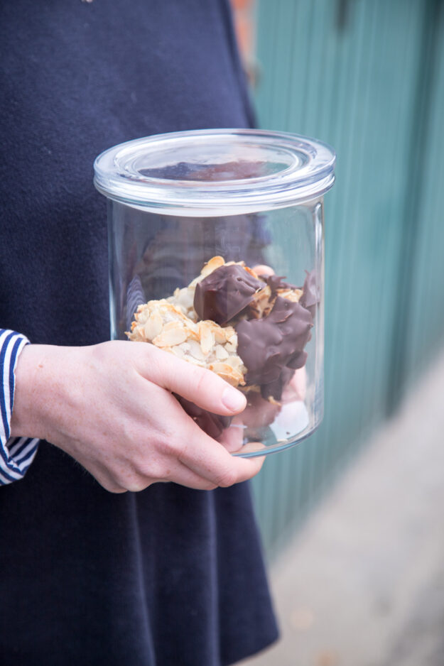 Beim Bäcker schauen sie einen immer an, jetzt hab ich einfach mal ein paar Mandelhörnchen selbst gemacht! Ist gar nicht schwer und schön zum verschenken.