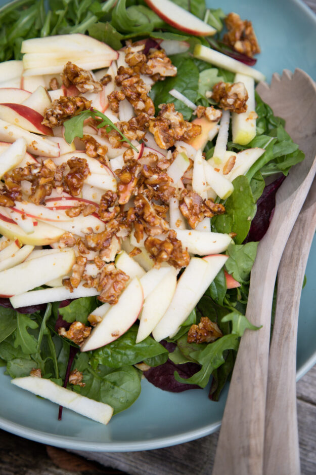 Ihr werdet diesen Salat lieben! Hier kommen knackiger Apfel, karamellisierte Walnüsse und ein absolutes Lieblingsdressing auf einem Teller zusammen! So lecker!