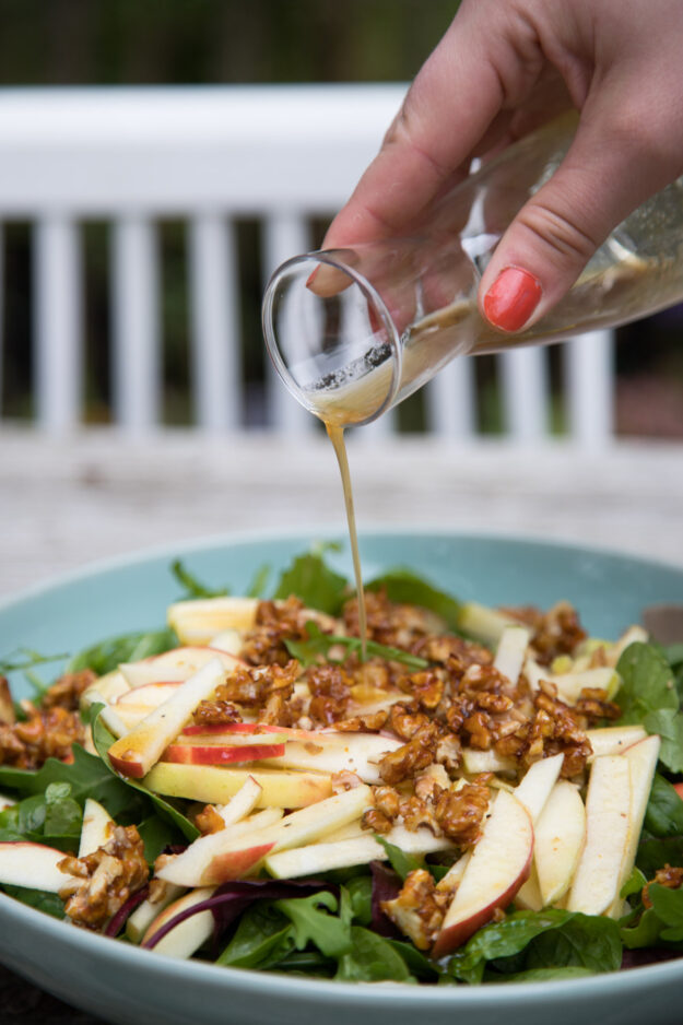 Ihr werdet diesen Salat lieben! Hier kommen knackiger Apfel, karamellisierte Walnüsse und ein absolutes Lieblingsdressing auf einem Teller zusammen! So lecker!