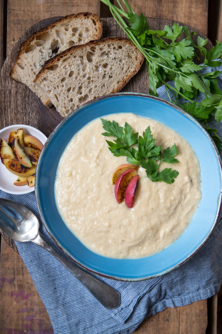 eine leckere Apfel-Sellerie-Suppe mit einem Hauch Zitrone eine leckere Apfel-Sellerie-Suppe mit einem Hauch Zitrone
