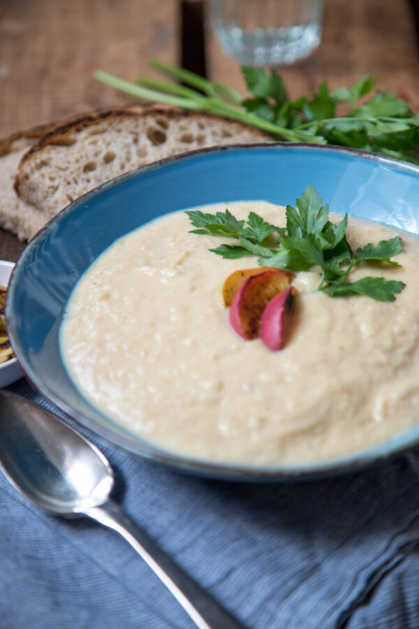 eine leckere Apfel-Sellerie-Suppe mit einem Hauch Zitrone