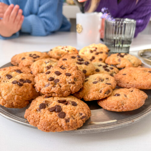 Manchmal müssen es einfach Chocolate Chip Cookies sein! Ganz einfach selber zu machen und so lecker! Diese Kekse kommen überall gut an!