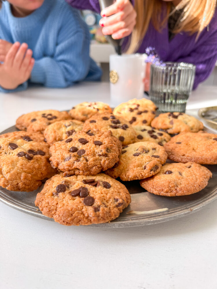 Manchmal müssen es einfach Chocolate Chip Cookies sein! Ganz einfach selber zu machen und so lecker! Diese Kekse kommen überall gut an!