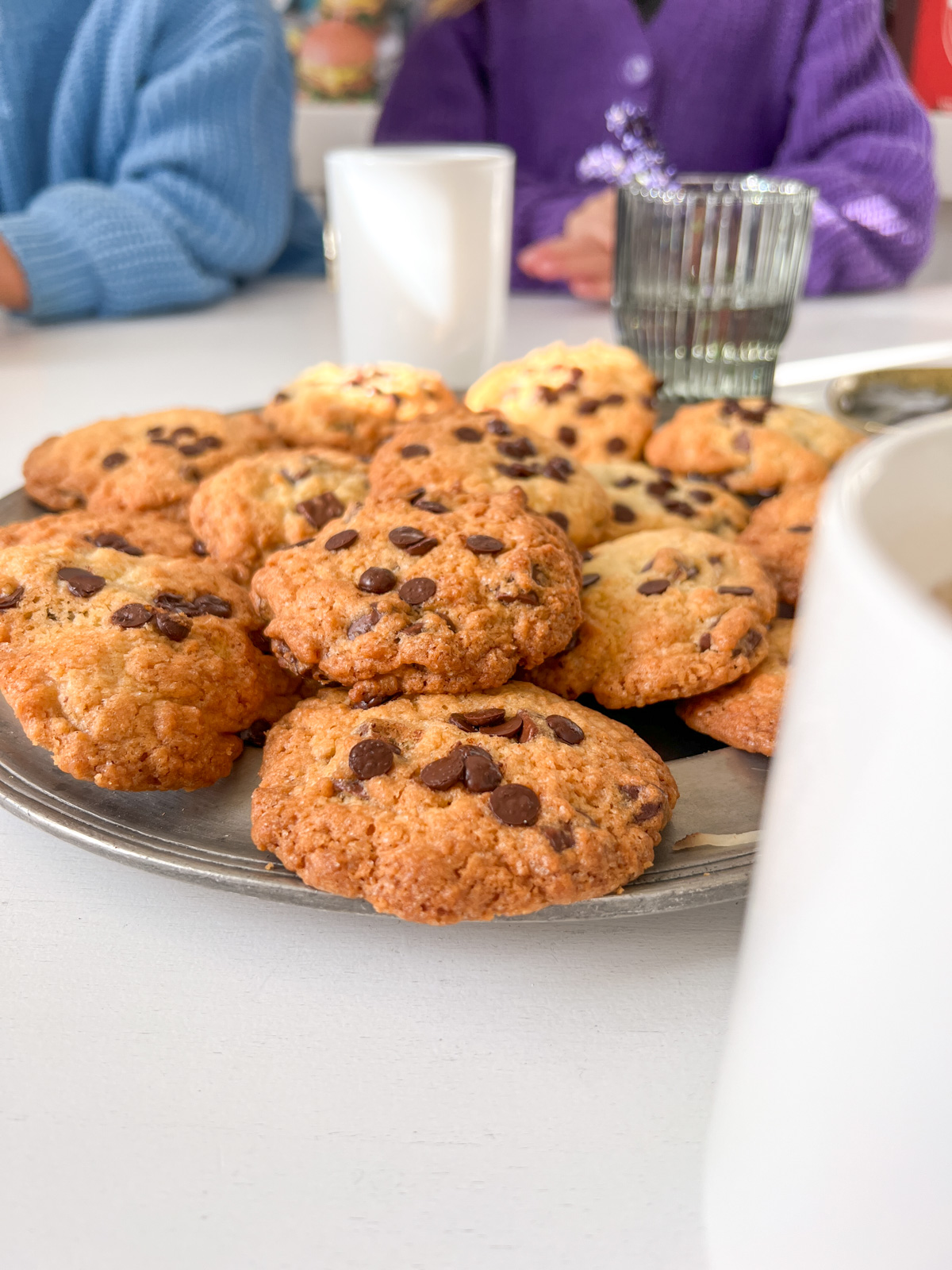 Manchmal müssen es einfach Chocolate Chip Cookies sein! Ganz einfach selber zu machen und so lecker! Diese Kekse kommen überall gut an!