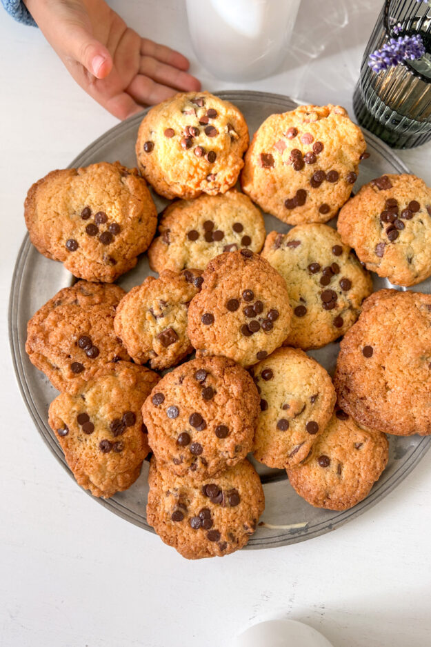 Manchmal müssen es einfach Chocolate Chip Cookies sein! Ganz einfach selber zu machen und so lecker! Diese Kekse kommen überall gut an!