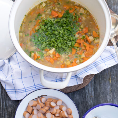 Manchmal muss es eine ganz klassische Erbsensuppe sein - für ein warmes wohliges Gefühl im Bauch an besonders kalten Tagen. So ein einfaches und leckeres Rezept