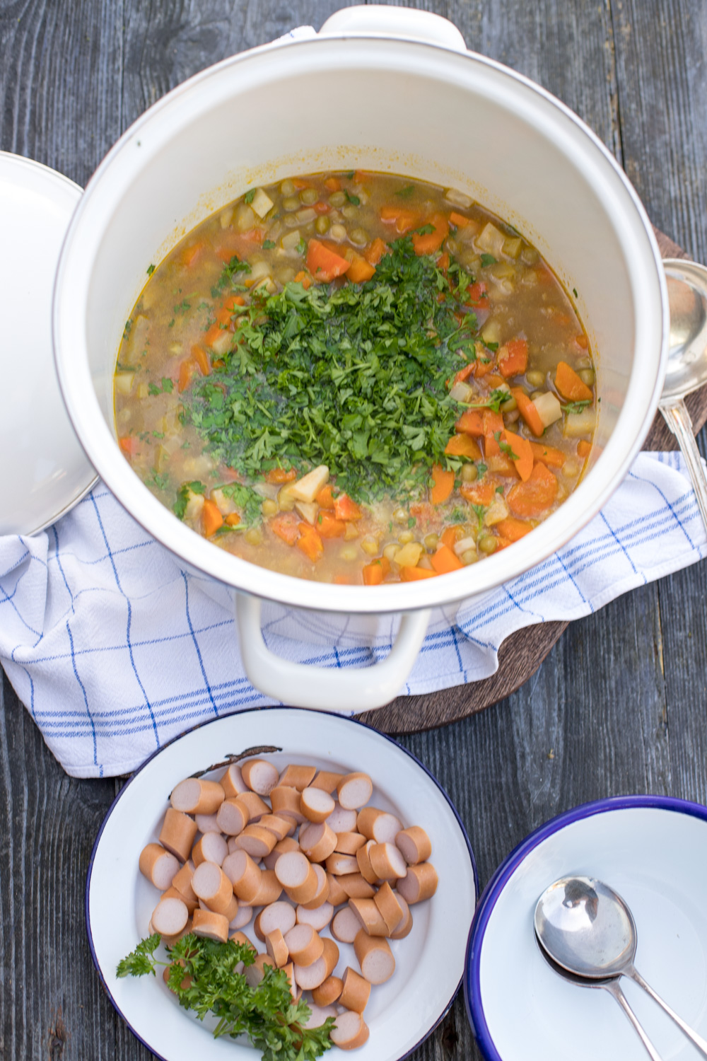 Manchmal muss es eine ganz klassische Erbsensuppe sein - f&uuml;r ein warmes wohliges Gef&uuml;hl im Bauch an besonders kalten Tagen. So ein einfaches und leckeres Rezept