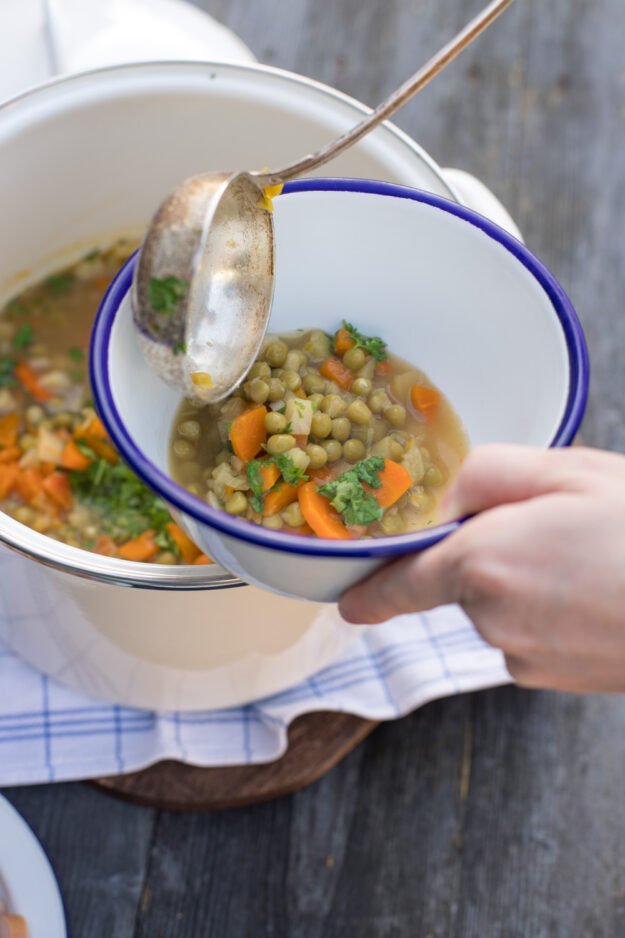 Manchmal muss es eine ganz klassische Erbsensuppe sein - für ein warmes wohliges Gefühl im Bauch an besonders kalten Tagen. So ein einfaches und leckeres Rezept