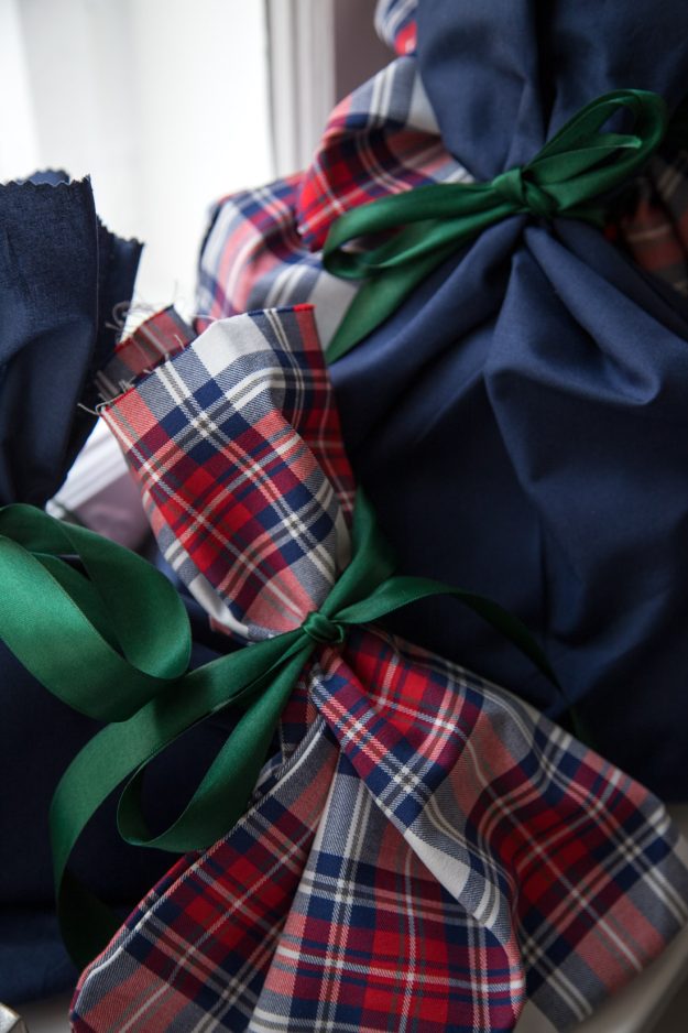 Bei uns werden Weihnachtsgeschenke schon seit einigen Jahren in wiederverwendbare Geschenkbeutel eingepackt. Einmal genäht lassen sich Geschenke ganz ohne Aufwand schön und schnell verpacken - ganz ohne Müll beim wieder auspacken.