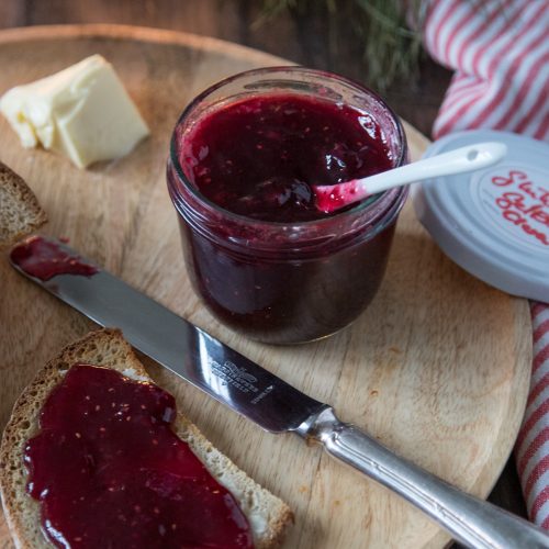 Das Glühweingelee schmeckt unglaublich lecker und eignet sich hervorragend als Weihnachtsmarmelade fürs eigene weihnachtliche Frühstück oder zum Verschenken.
