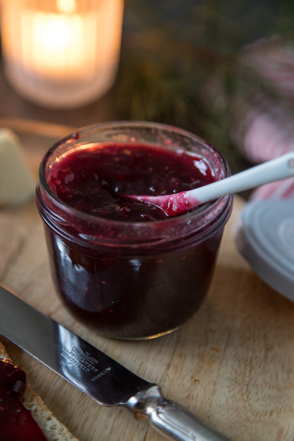 Das Glühweingelee schmeckt unglaublich lecker und eignet sich hervorragend als Weihnachtsmarmelade fürs eigene weihnachtliche Frühstück oder zum Verschenken.