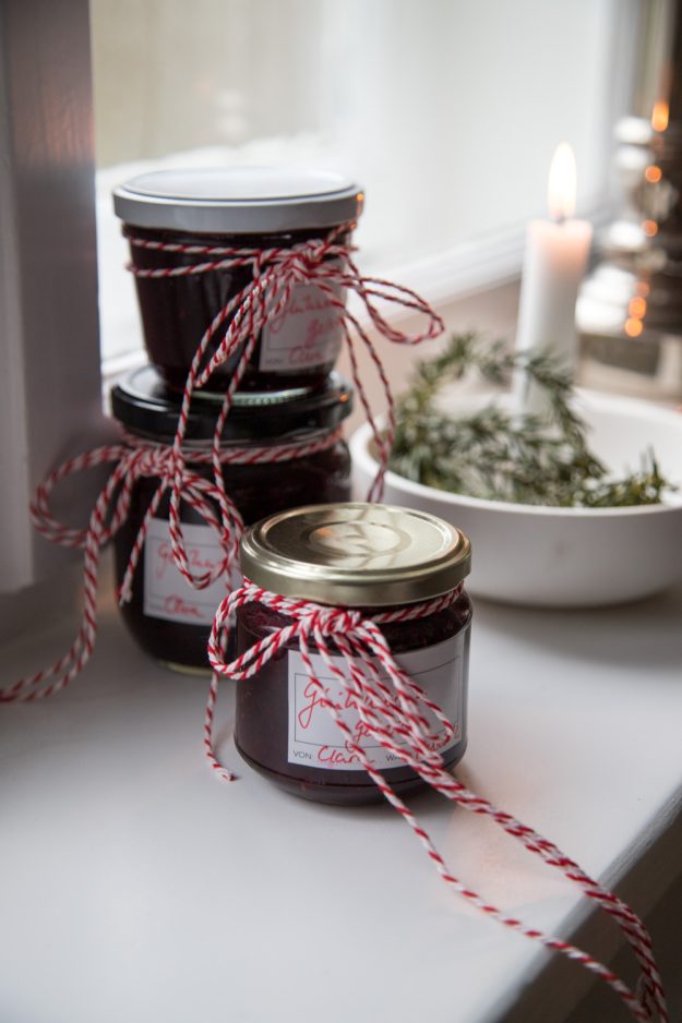 Das Glühweingelee schmeckt unglaublich lecker und eignet sich hervorragend als Weihnachtsmarmelade fürs eigene weihnachtliche Frühstück oder zum Verschenken.