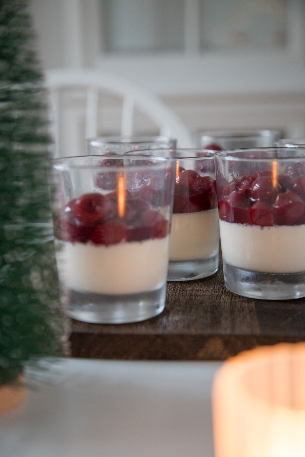 Diese weihnachtliche Panna Cotta mit Gl&uuml;hweinkirschen ist der perfekte Abschluss eines Men&uuml;s! Da kommt jeder auf seinen Geschmack! 