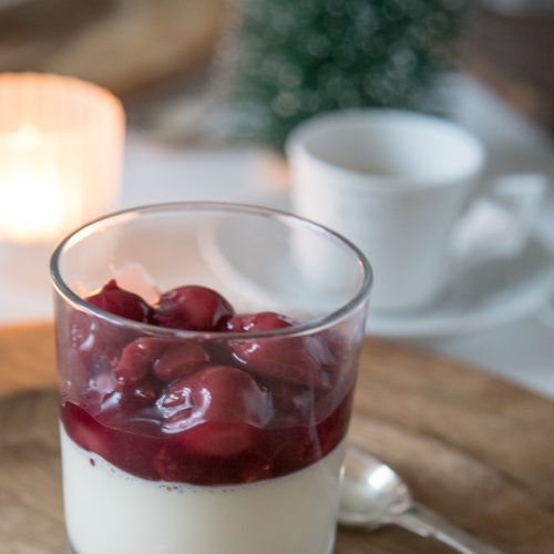 Diese weihnachtliche Panna Cotta mit Glühweinkirschen ist der perfekte Abschluss eines Menüs! Da kommt jeder auf seinen Geschmack!