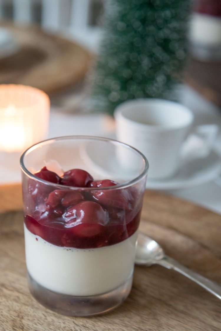 Diese weihnachtliche Panna Cotta mit Glühweinkirschen ist der perfekte Abschluss eines Menüs! Da kommt jeder auf seinen Geschmack!