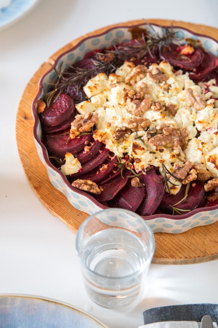 Frische Rote Bete mit Feta und Walnüsse aus dem Ofen