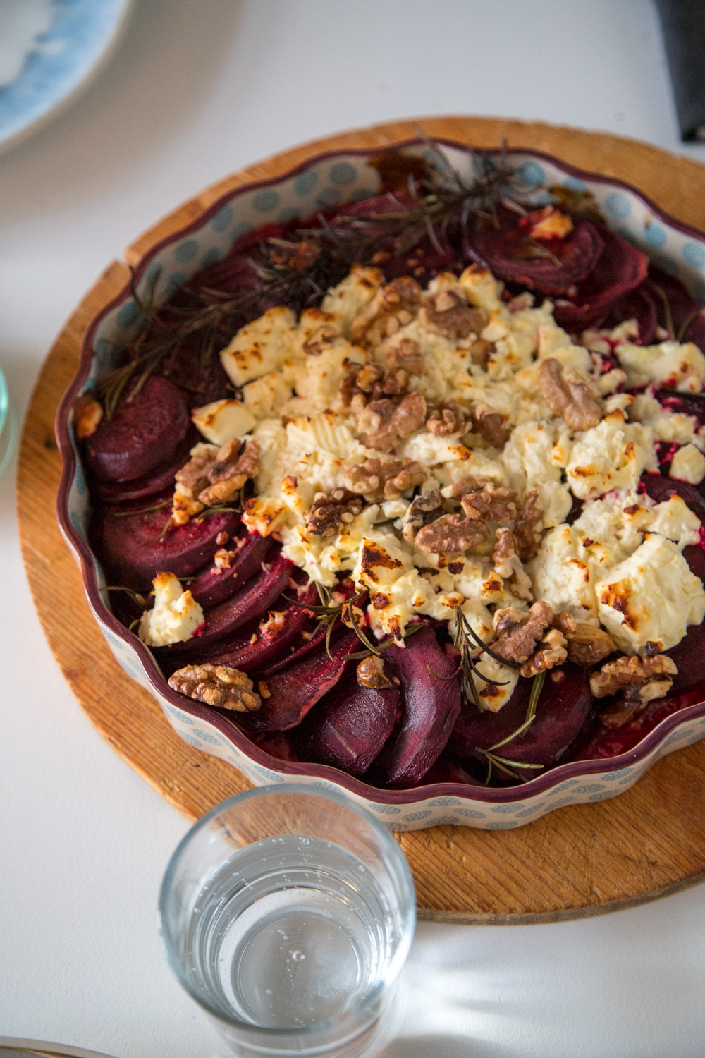 Frische Rote Bete in Scheiben mit Schafskäse getoppt und im Ofen gebacken. Wer mag streut noch Walnüsse darüber und schon ist ein Mittagessen oder die Beilage fertig!