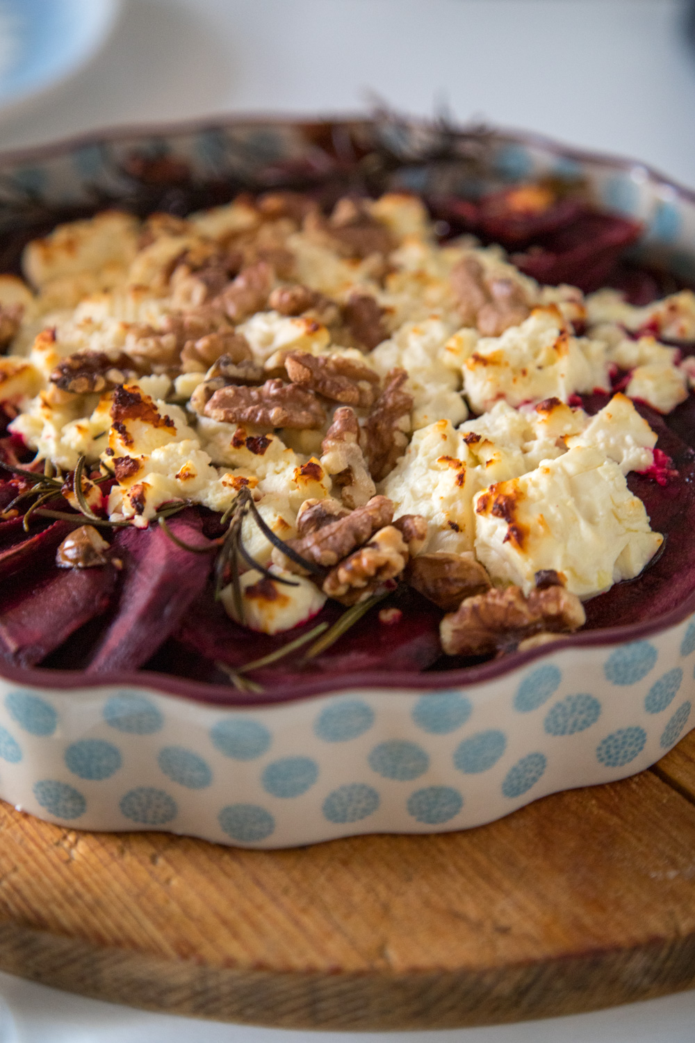 Frische Rote Bete in Scheiben mit Schafskäse getoppt und im Ofen gebacken. Wer mag streut noch Walnüsse darüber und schon ist ein Mittagessen oder die Beilage fertig!