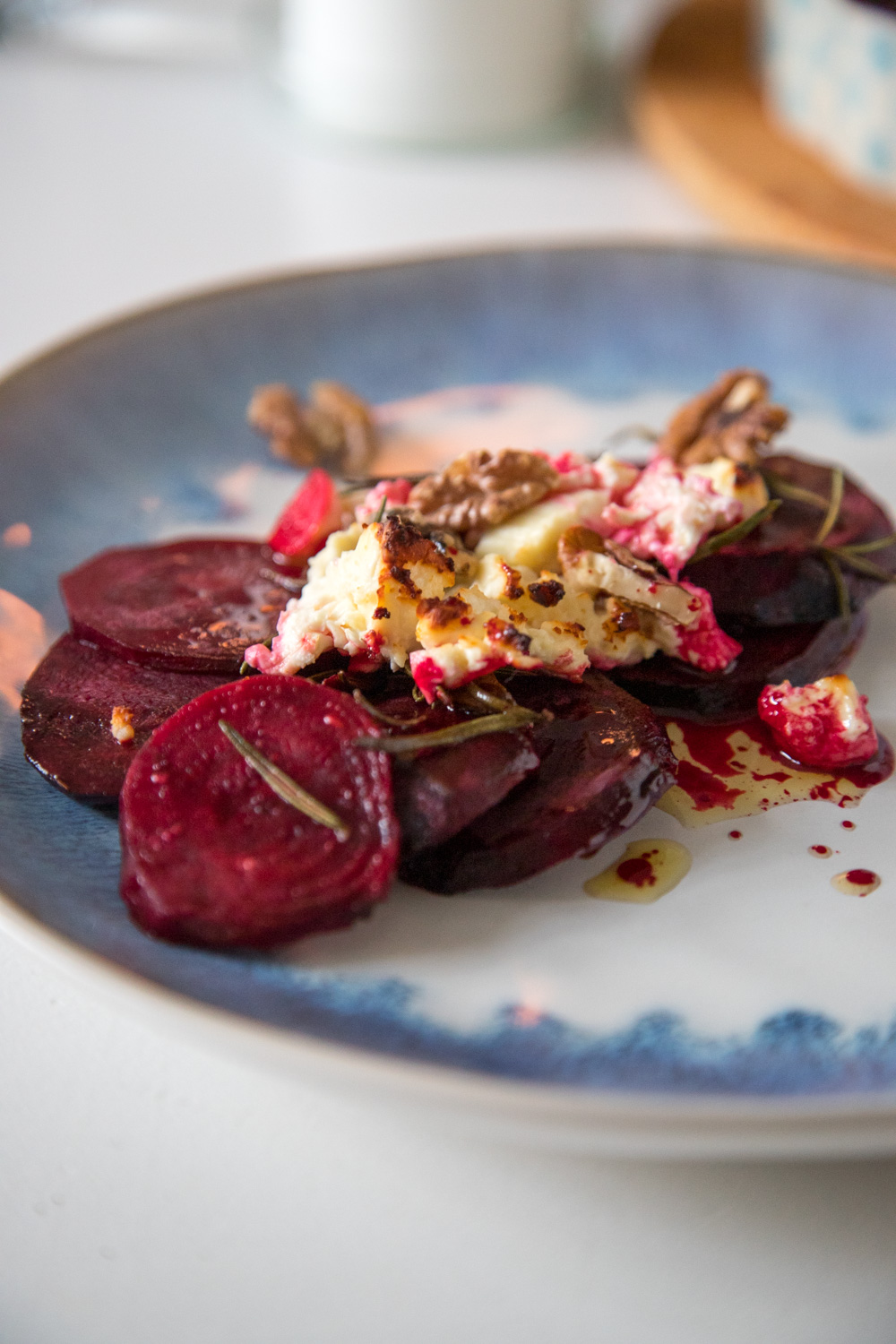 Frische Rote Bete in Scheiben mit Schafskäse getoppt und im Ofen gebacken. Wer mag streut noch Walnüsse darüber und schon ist ein Mittagessen oder die Beilage fertig!