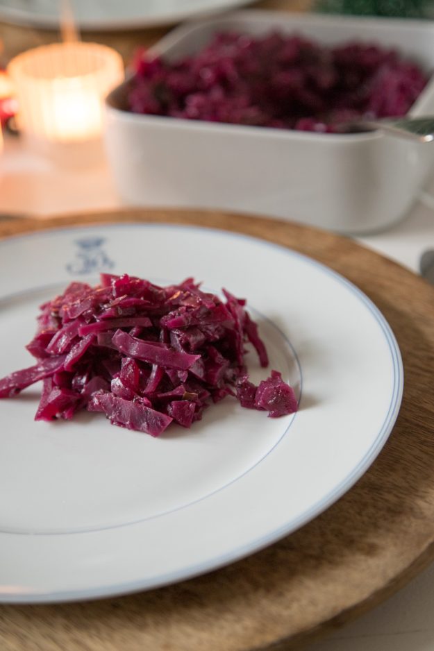 Der perfekte Rotkohl ist ganz einfach zubereitet! Wichtig ist nur genügend Zeit und etwas Geduld.