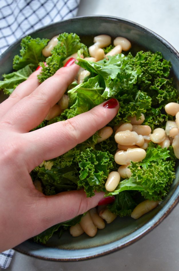 Grünkohl muss nicht immer rustikal und schwer sein! Dieses Blech voll mit Grünkohl, Kartoffeln und frischem Zitronenrahm überzeugt mit seiner Leichtigkeit ...