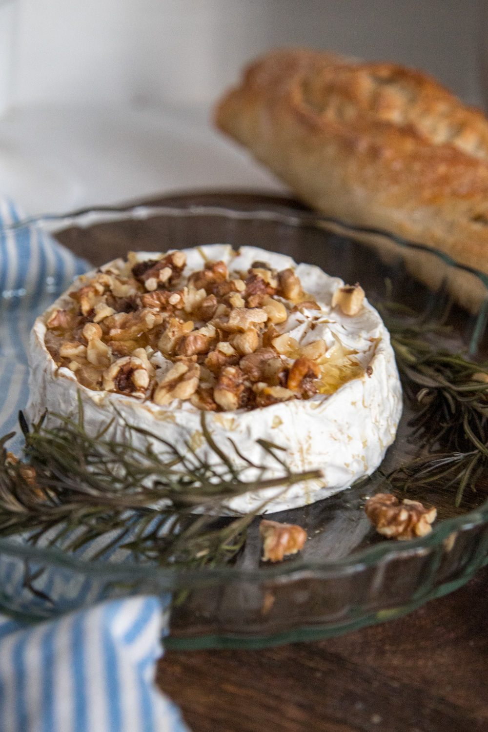 Große Ofenkäse-Liebe - gebackener Camembert- Dafür den Camembert im Ofen backen und vorher noch ein wenig mit Honig, Walnüssen und ein paar Kräutern verfeinern! 