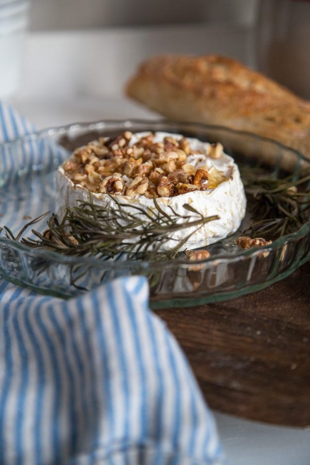 Große Ofenkäse-Liebe - gebackener Camembert- Dafür den Camembert im Ofen backen und vorher noch ein wenig mit Honig, Walnüssen und ein paar Kräutern verfeinern!