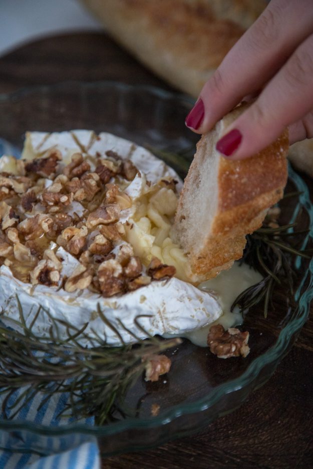Große Ofenkäse-Liebe - gebackener Camembert- Dafür den Camembert im Ofen backen und vorher noch ein wenig mit Honig, Walnüssen und ein paar Kräutern verfeinern!