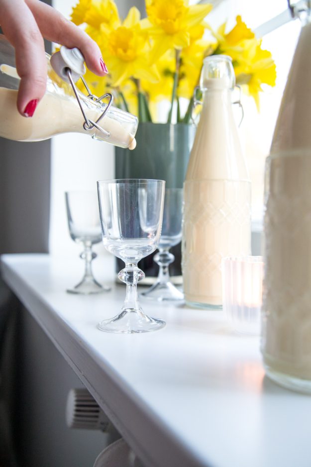 Nichts ist cremiger und leckerer als selbst gemachter Eierlikör! Und dann ist er auch noch super einfach und schnell gemacht - ein tolles Geschenk aus der Küche