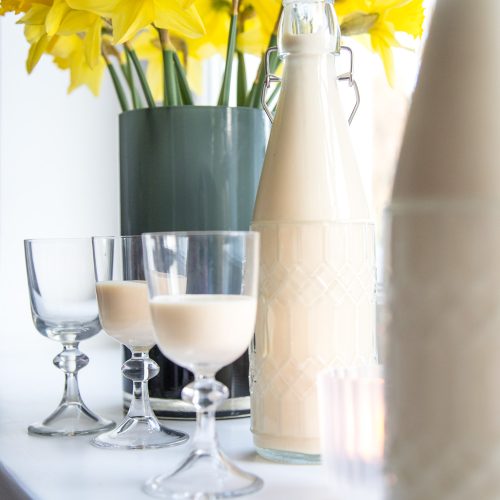 Nichts ist cremiger und leckerer als selbst gemachter Eierlikör! Und dann ist er auch noch super einfach und schnell gemacht - ein tolles Geschenk aus der Küche