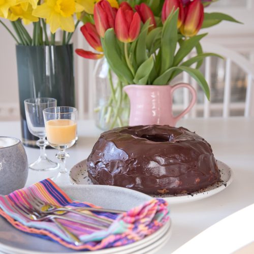 Der beste Kuchen für die Osterzeit ist natürlich ein Eierlikör Gugelhupf mit Schokoladen Ganache. Total saftig und fluffig - perfekt für die Kaffeetafel.