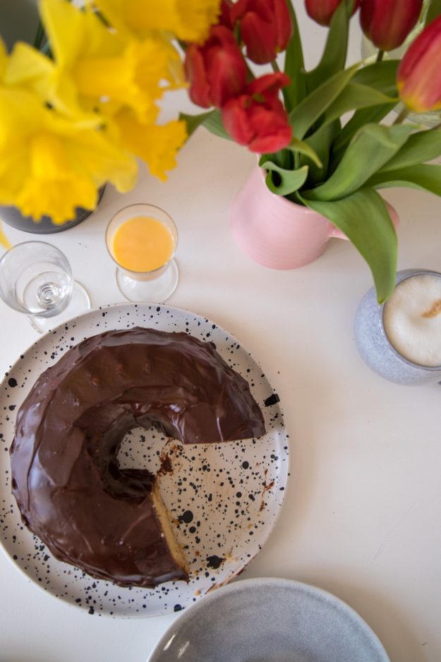 Der beste Kuchen für die Osterzeit ist natürlich ein Eierlikör Gugelhupf mit Schokoladen Ganache. Total saftig und fluffig - perfekt für die Kaffeetafel.