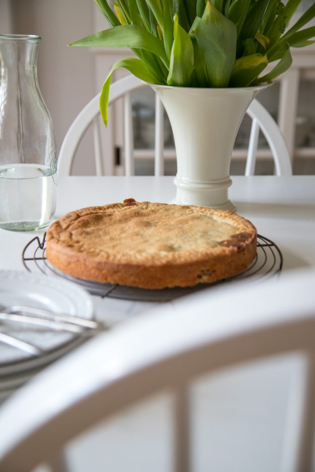 Meine köstliche Engadiner Nusstorte ist ein echter Klassiker! Sie ist aus Mürbeteig, gefüllt mit Walnüssen und macht sich richtig gut auf der Kaffeetafel.