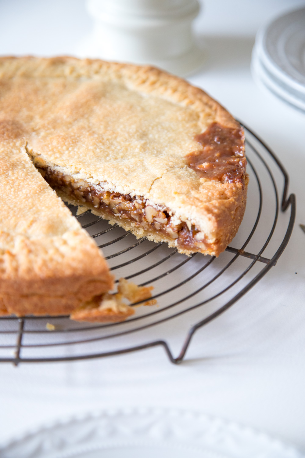 Meine k&ouml;stliche Engadiner Nusstorte ist ein echter Klassiker! Sie ist aus M&uuml;rbeteig, gef&uuml;llt mit Waln&uuml;ssen und macht sich richtig gut auf der Kaffeetafel.