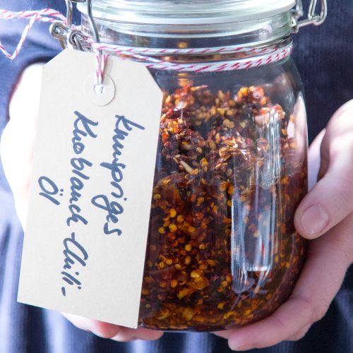 Dieses knusprige Knoblauch Chili Öl passt einfach zu allem: beim Grillen, über Pasta, als Marinade oder wie gesagt über jedes Essen, wie bei meinem Mann.