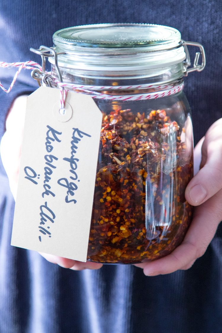 Dieses knusprige Knoblauch Chili Öl passt einfach zu allem: beim Grillen, über Pasta, als Marinade oder wie gesagt über jedes Essen, wie bei meinem Mann.