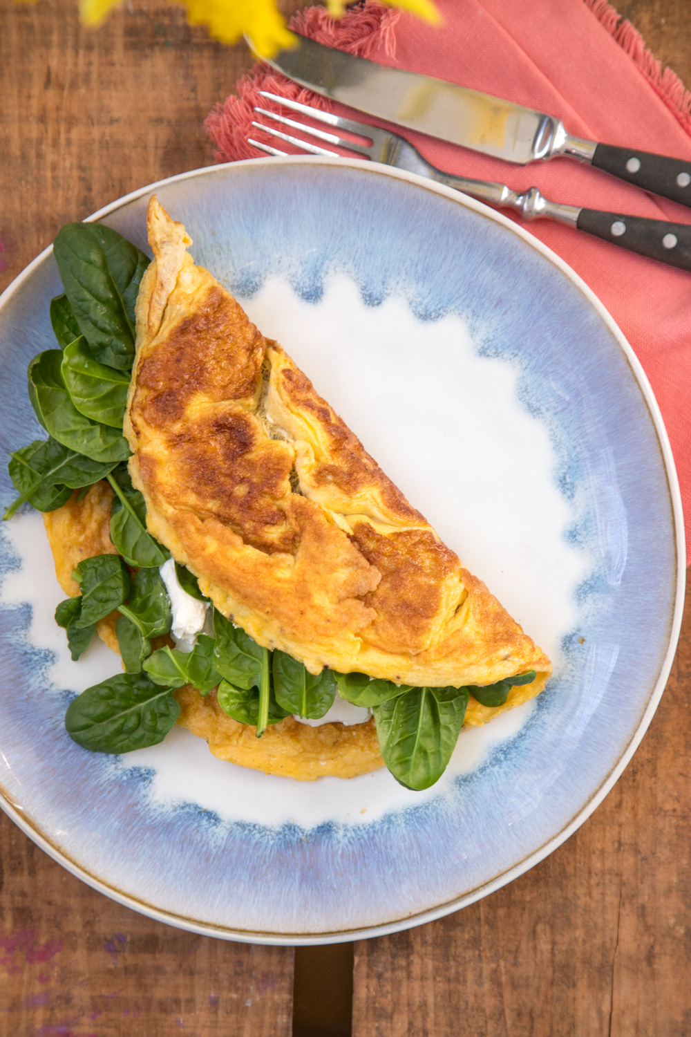 Gef&uuml;lltes Omelett ist ein tolles schnelles Mittagessen oder ein herzhaftes Fr&uuml;hst&uuml;ck! Ich f&uuml;lle meins gern mit Spinat und Ricotta und ihr? Mit K&auml;se und Tomaten?