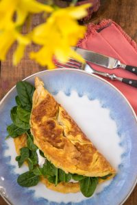 Gefülltes Omelett ist ein tolles schnelles Mittagessen oder ein herzhaftes Frühstück! Ich fülle meins gern mit Spinat und Ricotta und ihr? Mit Käse und Tomaten?