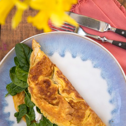 Gefülltes Omelett ist ein tolles schnelles Mittagessen oder ein herzhaftes Frühstück! Ich fülle meins gern mit Spinat und Ricotta und ihr? Mit Käse und Tomaten?
