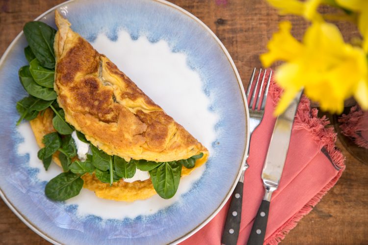 Omelett gefüllt mit Ricotta und Spinat | tastesheriff
