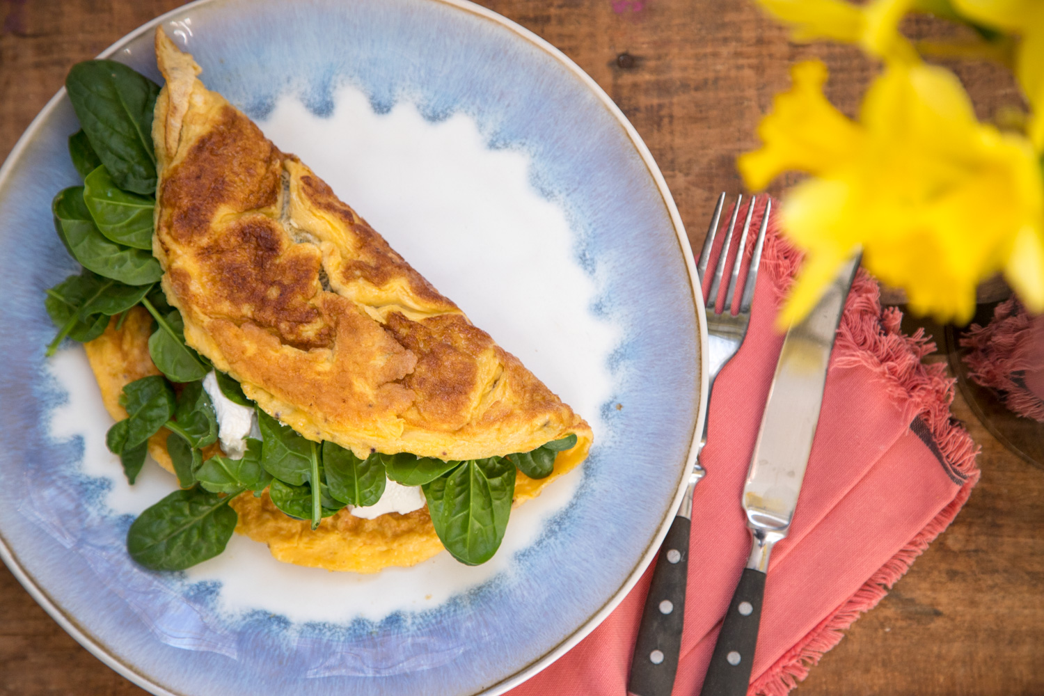 Gef&uuml;lltes Omelett ist ein tolles schnelles Mittagessen oder ein herzhaftes Fr&uuml;hst&uuml;ck! Ich f&uuml;lle meins gern mit Spinat und Ricotta und ihr? Mit K&auml;se und Tomaten?