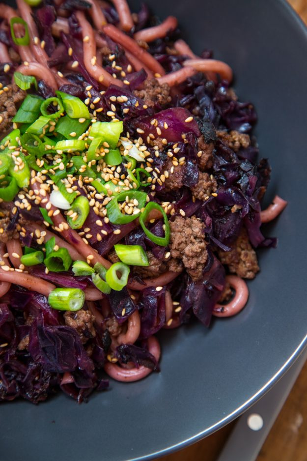 Rotkohl mal anders: Kombiniert mit Hack, Ingwer, asiatischen Nudeln und Hoisin Sauce aus dem Wok! Super leckeres Essen!
