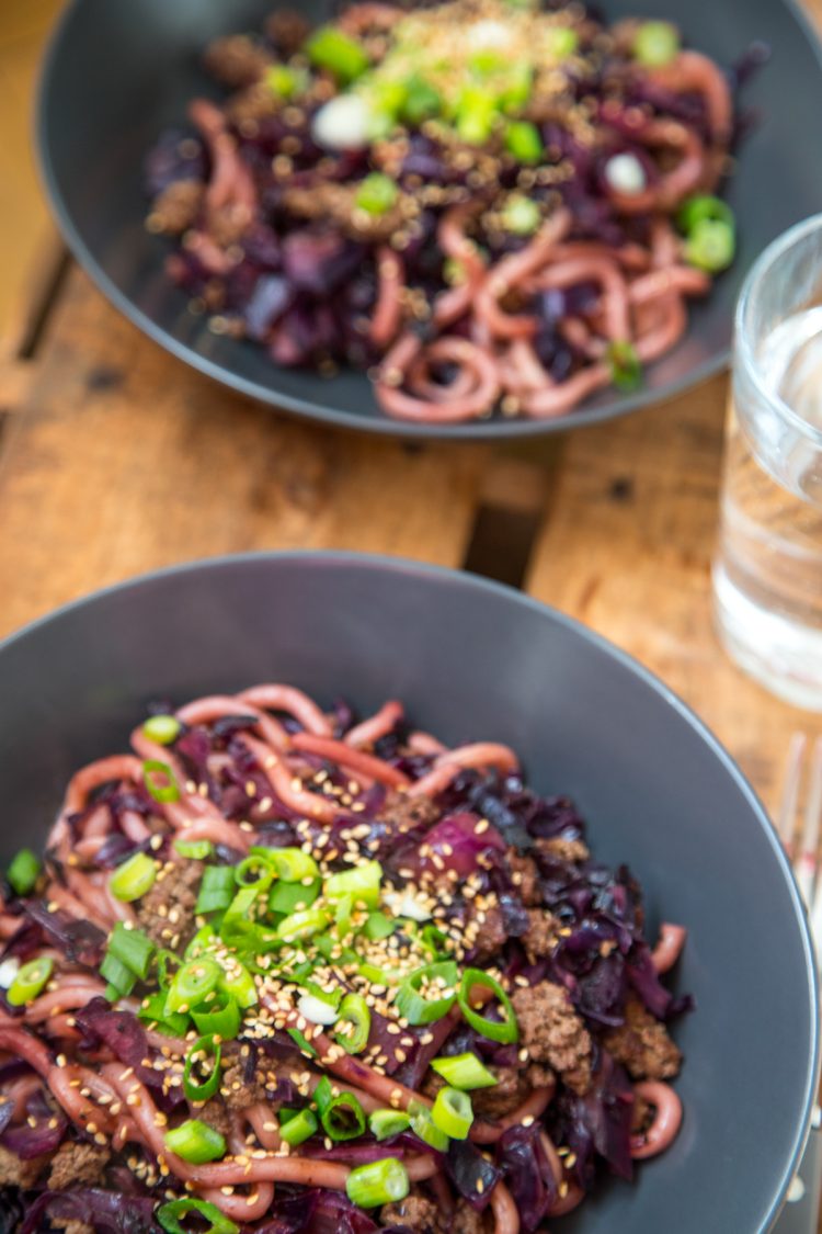 Rotkohl mal anders: Kombiniert mit Hack, Ingwer, asiatischen Nudeln und Hoisin Sauce aus dem Wok! Super leckeres Essen!