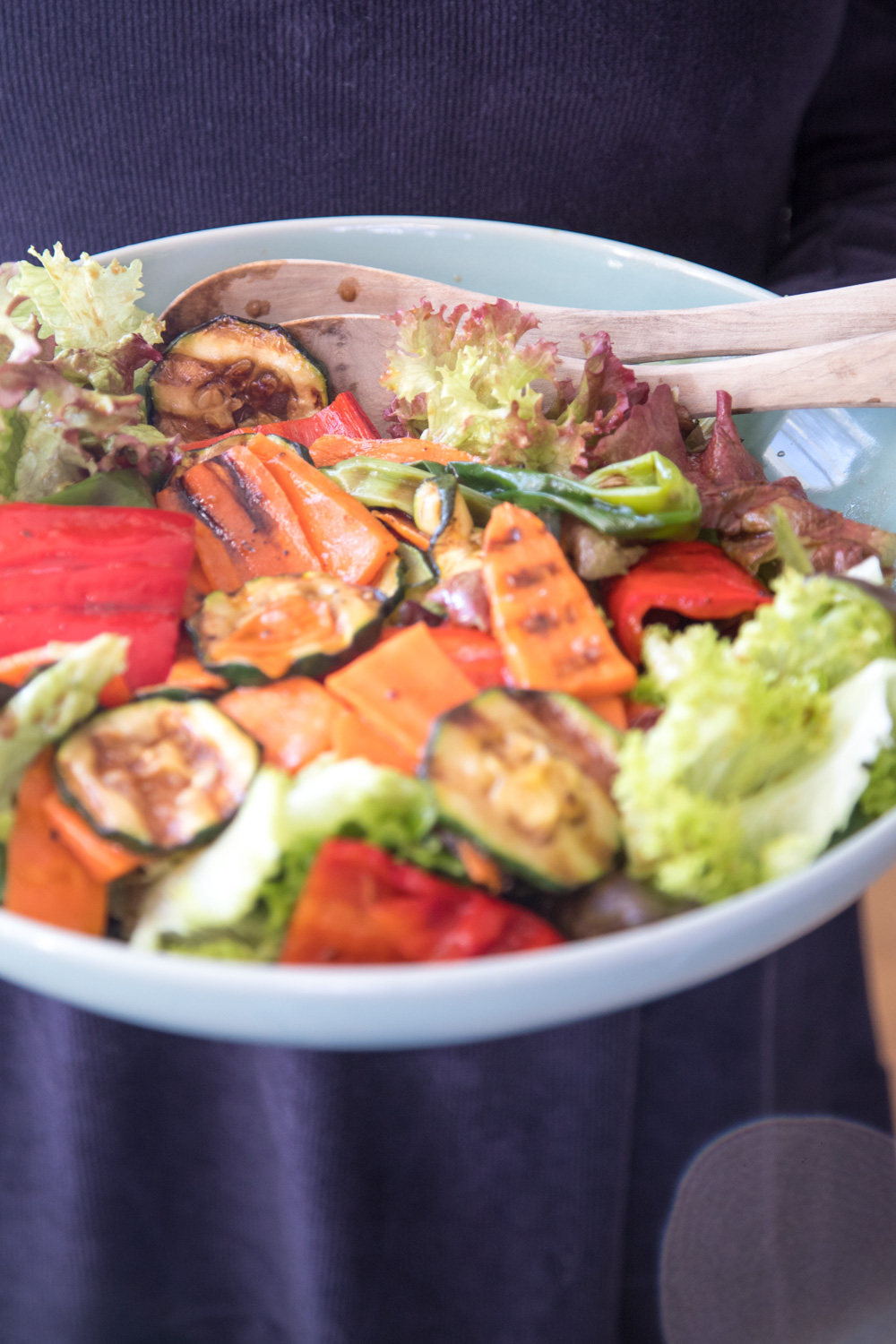 Salat mit gegrillter Paprika, Zucchini und Karotten sorgt für Röstaromen auf dem Salatteller. Eine tolle alternative Salatidee, die ohne Aufwand viel hermacht.