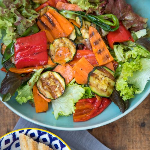 Salat mit gegrillter Paprika, Zucchini und Karotten sorgt für Röstaromen auf dem Salatteller. Eine tolle alternative Salatidee, die ohne Aufwand viel hermacht.